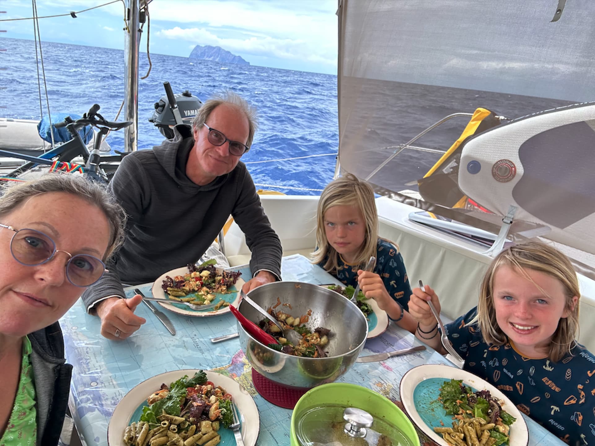 Vierköpfige Familie segelt um die Welt. Familie auf dem Segelboot.
